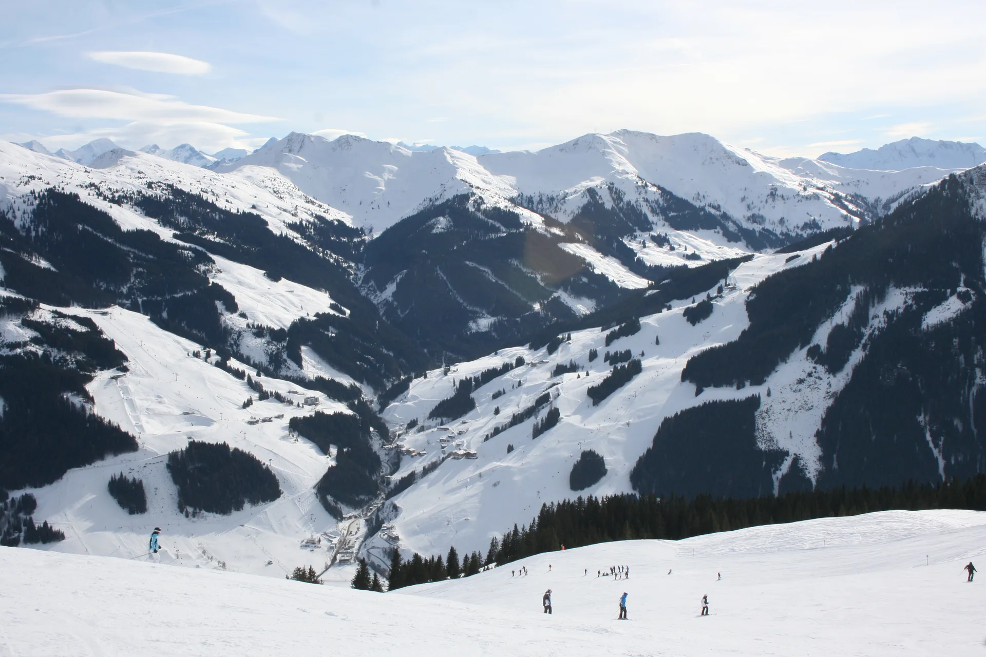 Besneeuwde pistes en berghellingen rond het dal van Hinterglemm in het Skicircus.